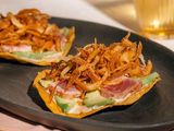 Tortitas con tataki de atún sobre aguacate y mahonesa de wasabi