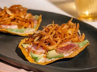 Tortitas con tataki de atún sobre aguacate y mahonesa de wasabi