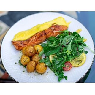 Стейк з лосося та з молодою картоплею