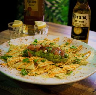 Nachos Con Guacamole, Queso Cheddar y pico de gallo