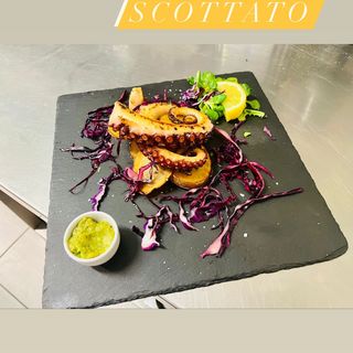 Polpo scottato con bottiglia di Ciro rose cantine Greco 