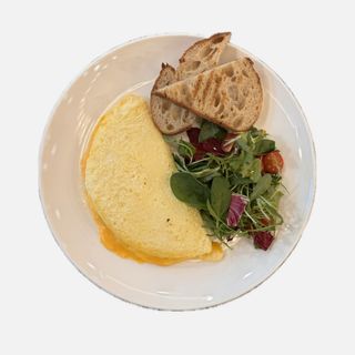 Омлет із трьома видами сиру