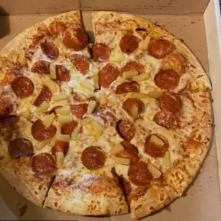 13. Pizza De Salami
