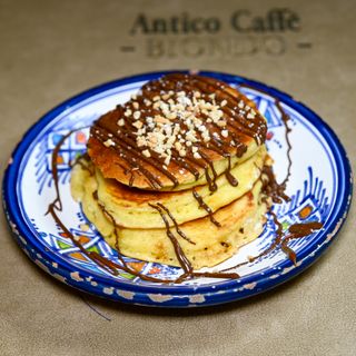 Pancake con Nutellotto e granella di nocciole