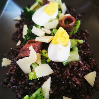 TRIS DI RISO CON BROCCOLI, ACCIUGHE E MOLLICA AROMATIZZATA AI CRUSCHI