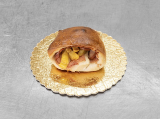 Panino napoletano würstel, patatine e prosciutto