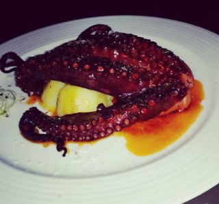 Pulpo A La Brasa Sobre Patata Y Verdura Asada