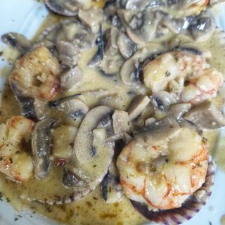 Salteado De Setas Y Zamburiñas A La Crema        