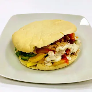 Pita de Pollo Asado con Salsa de Yogur