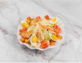 Салат Цезарь с курицей