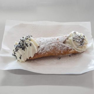Cannolo siciliano con ricotta di pecora
