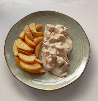 Piept de pui in sos gorgonzola si cartofi wedges