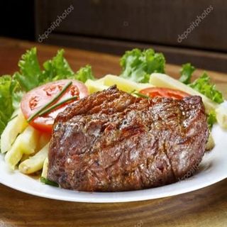 Chuleta Con Patatas Y Ensalada