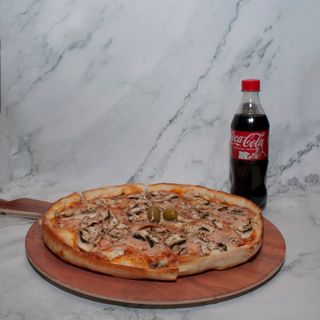 Pizza Cappricossa + Coca-Cola