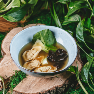 Куриный бульон с вонтонами