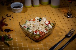 Salata de rosii cu castraveti, ceapa si migdale cu telemea 