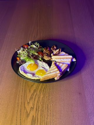 Яєчня з двох яєць з курочкою (220 г)