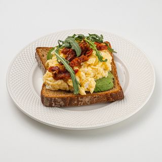 Брускетта со скремблом и вялеными томатами 