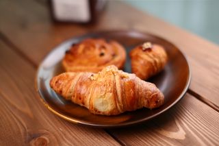 Croissant + cappuccino