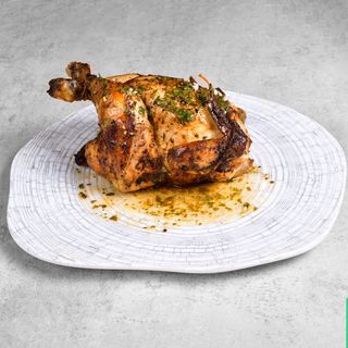Pollo asado entero con su jugo 