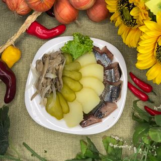 Селедка с луком , картошкой и соленые огурцы (150 гр.)
