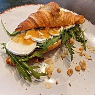 Croissant z kozim serem