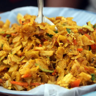 Beef piadina a pezzetti mescolata con verdura, uova e manzo