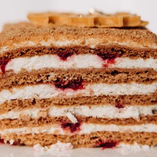 Медівник з вишнею