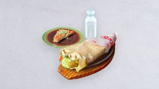 Tortilla wrap halloumi, baklawa orzechowa, ayran