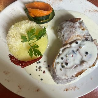 Cordon bleu din piept de pui cu piure de cartofi si sos gorgonzola