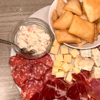 Tagliere di salumi con pizza fritta