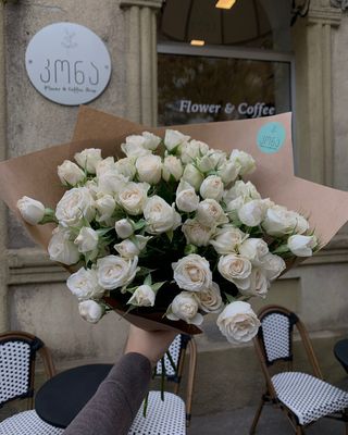 თეთრი სპრეი ვარდები