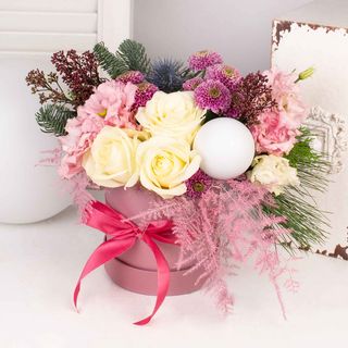 Aranjament cu trandafiri si lisianthus roz