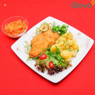 Kotlet Schabowy z  ziemniakami surówką z marchwi