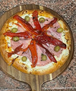 Pizza De Jamón Y Morrones