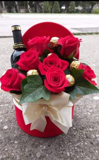 Vino sa ružama i Ferrero Rocher u boxu 