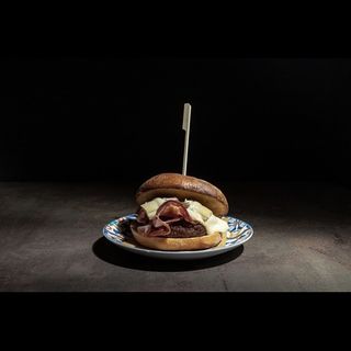 Hamburger 200 g, bacon, pecorino abruzzese, uova al tegamino, maionese