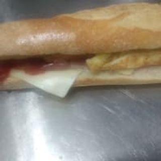 Bocadillo Tortilla Albacete 41 cm XXL Tortilla de Patata Tradicional con York y Queso + Patatas Fritas