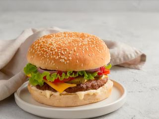 Hamburguesa con queso, lechuga y tomate