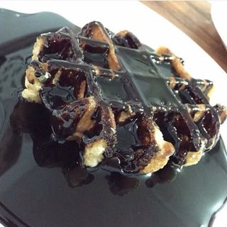 Gofre Con Sirope De Chocolate
