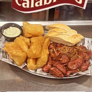 Mandioca Frita com Calabreza / Yuca Frita con Chorizo 