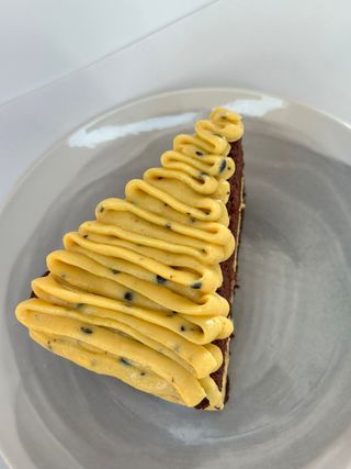 Fatia de Bolo de Chocolate com Brigadeiro de Maracujá