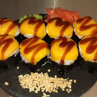 Pieczone Z smażonym łososiem 8szt 