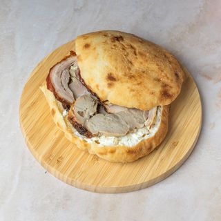 Čobanska lepinja sa rolovanom prasetinom i kajmakom