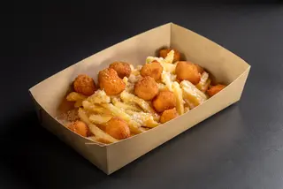 Popcorn de pui + Cartofi prăjiți cu cascaval