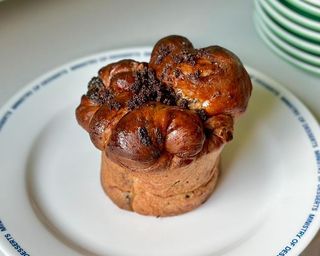 Булочка з маком та заварним кремом (135g)