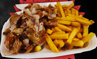 Talerz z frytkami kebab