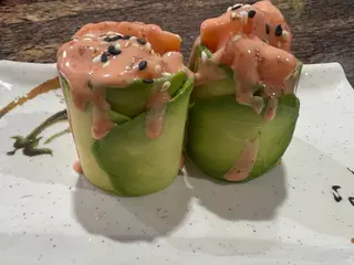 G12. Gunkan De Spicy Salmón (2 Pzs.)