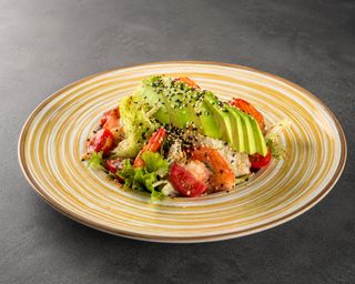 Salată cu avocado, creveți și rucola