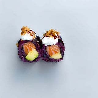 329. Ura Black Salmón Con Aguacate (8 Uds.)